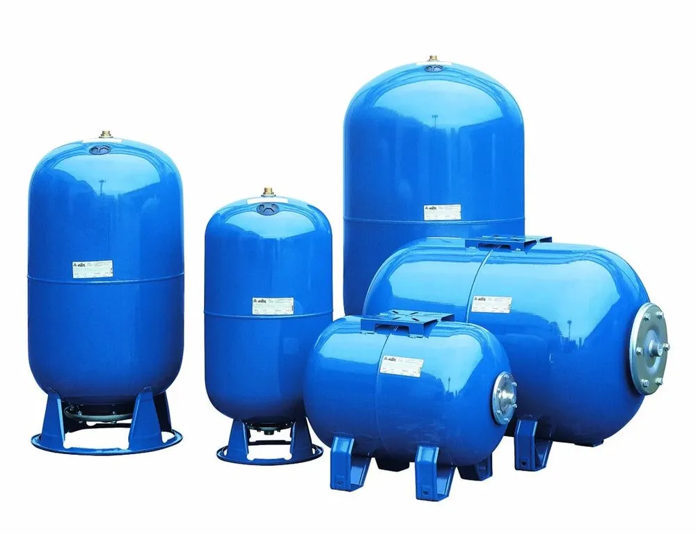 Familia de tanques hidroneumáticos Elbi azules en versiones vertical, horizontal y esférica