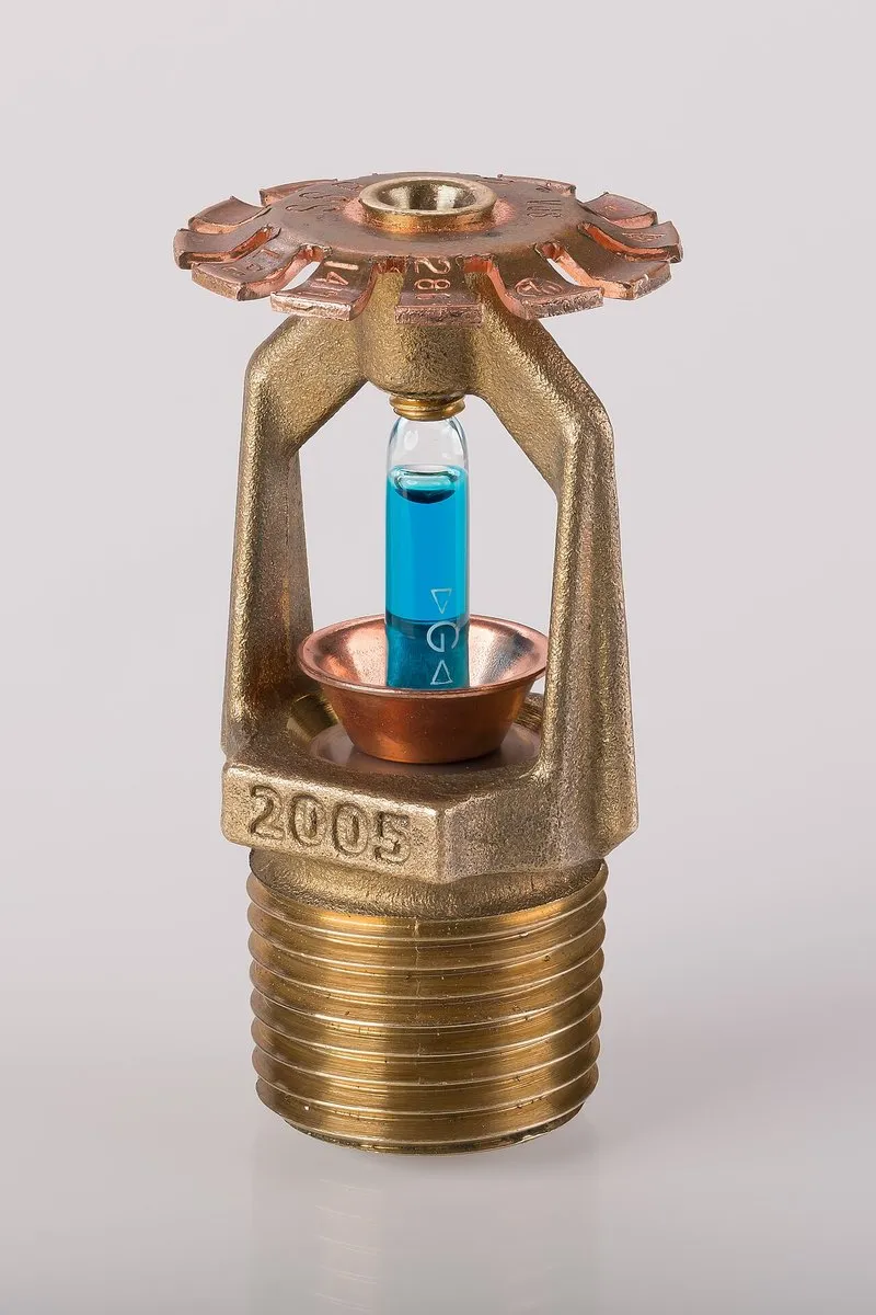 Rociador automático contra incendio con ampolla de vidrio y deflector, montado hacia arriba (imagen referencial)