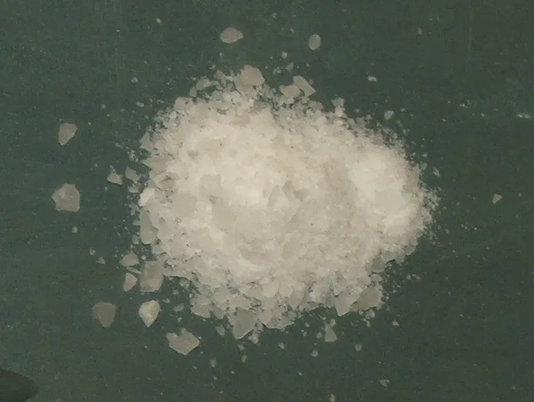 Cristales blancos de sulfato de aluminio, floculante para el agua de piscina