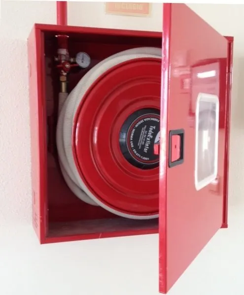 Gabinete contra incendio metálico rojo con puerta de vidrio abierta y manguera en su interior (imagen referencial)