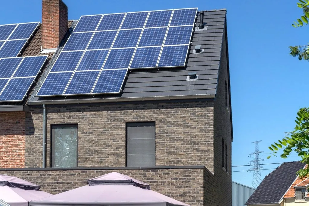Colectores solares instalados sobre el techo de una vivienda