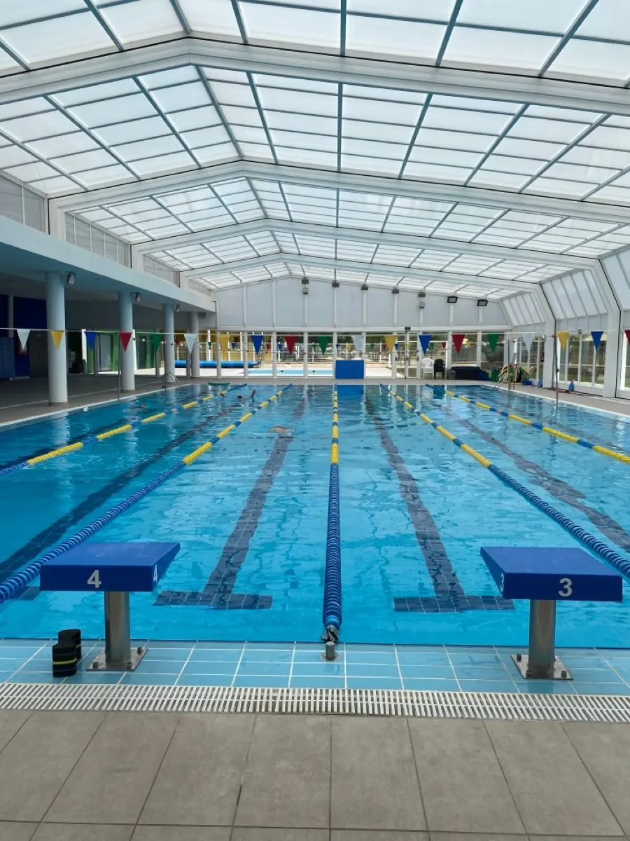 Piscina semi olímpica techada con andariveles y pódiums de salida