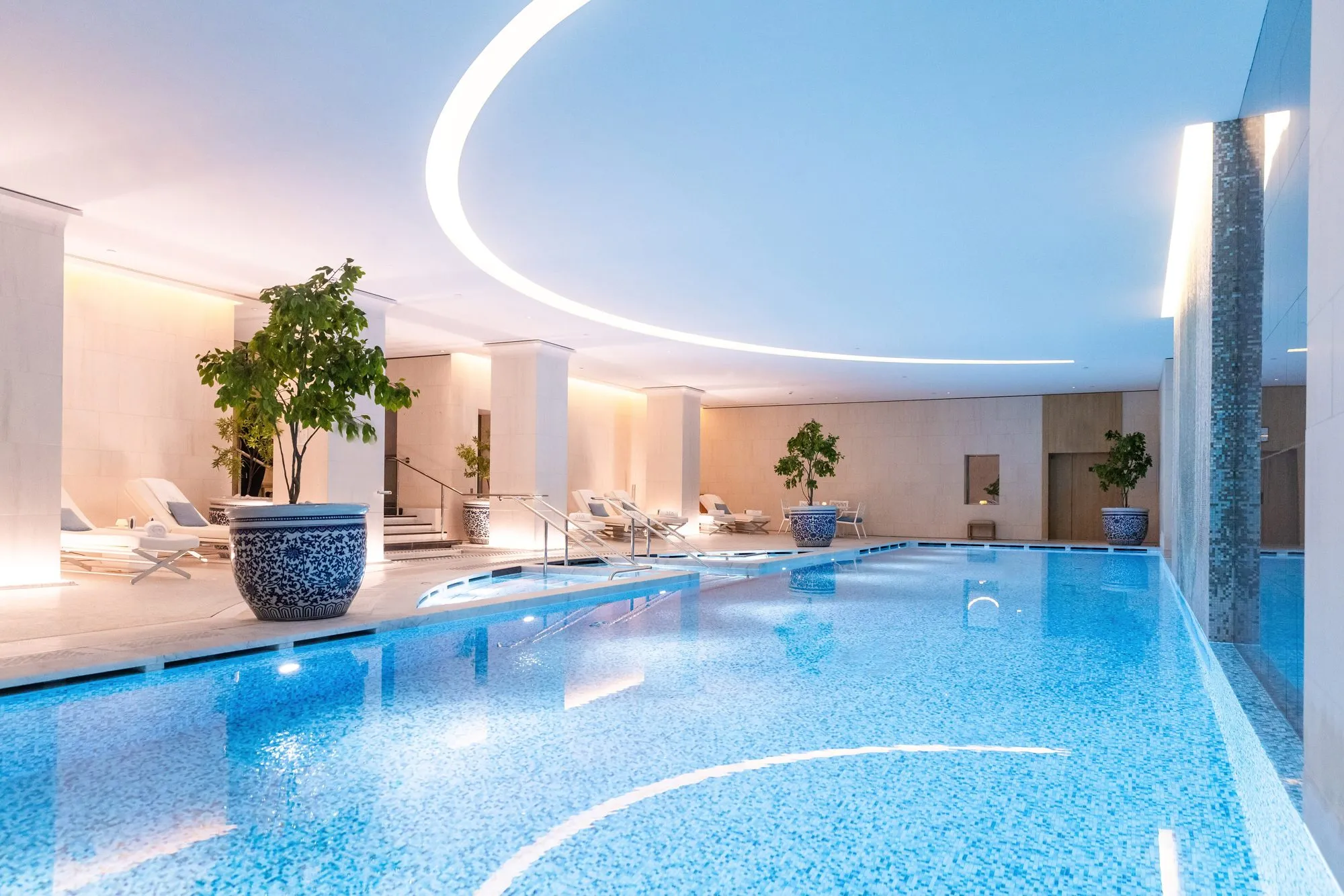 Piscina techada con iluminación cálida